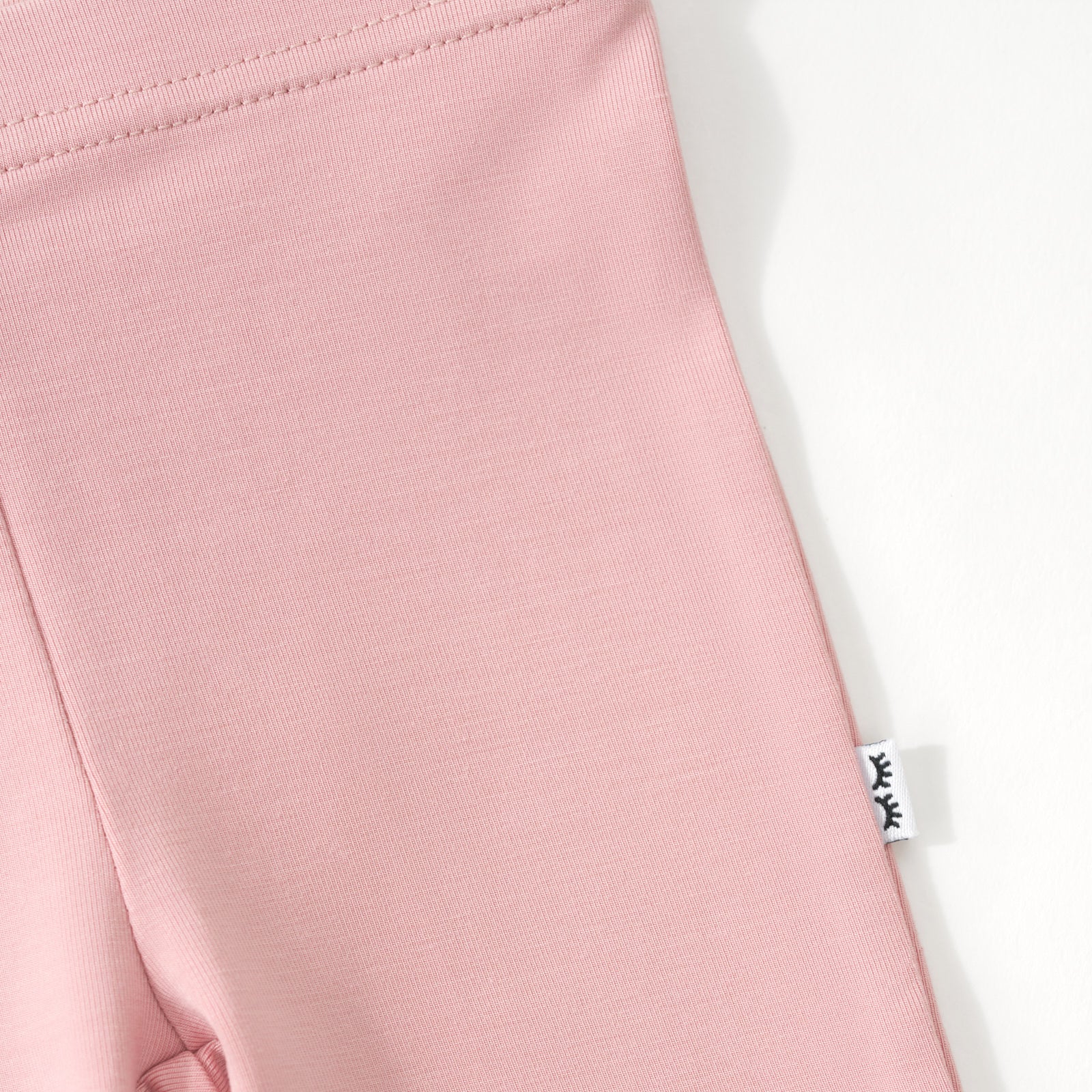 Close up of the side seam detail on the Mauve Blush Legging