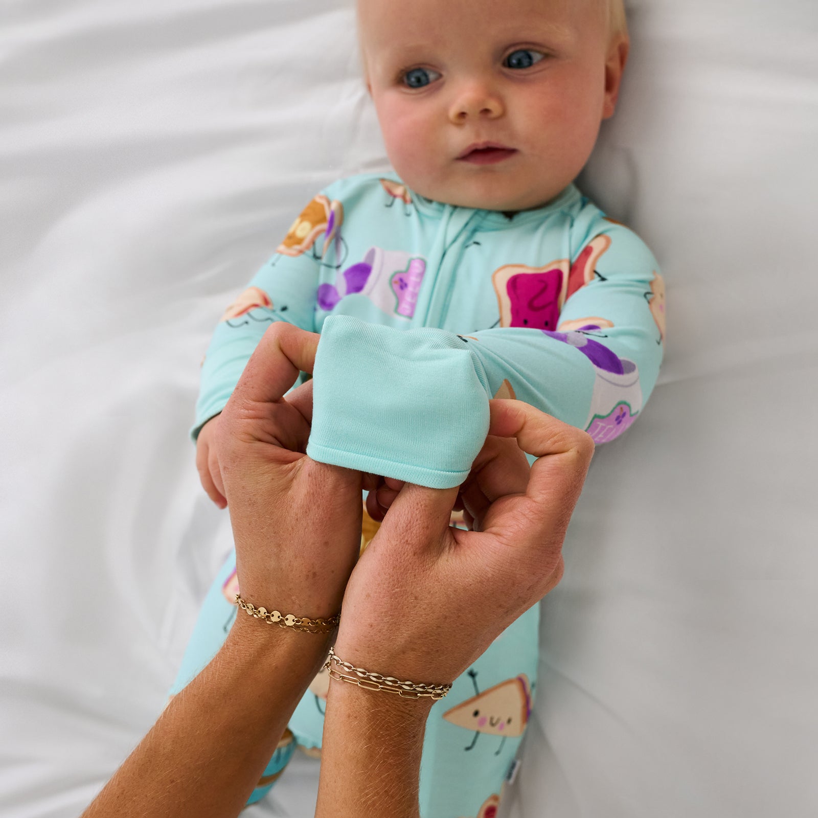 Adult demonstrating the hand fold over feature on the Lunch Buddies Zippy