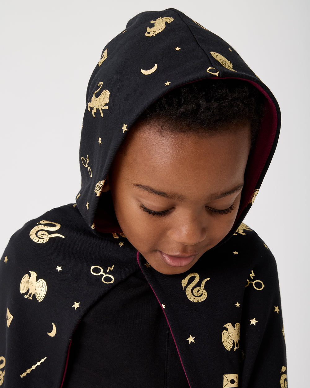 Close up boy wearing the Harry Potter™ Spellbinding Studies Hooded Cloak