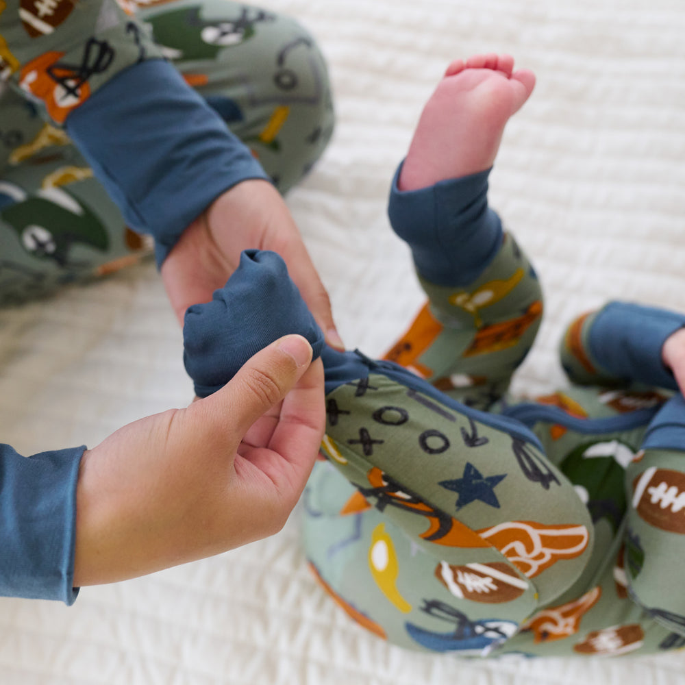 Alternative close up image of the fold over foot detail on the touchdown-time-zippy