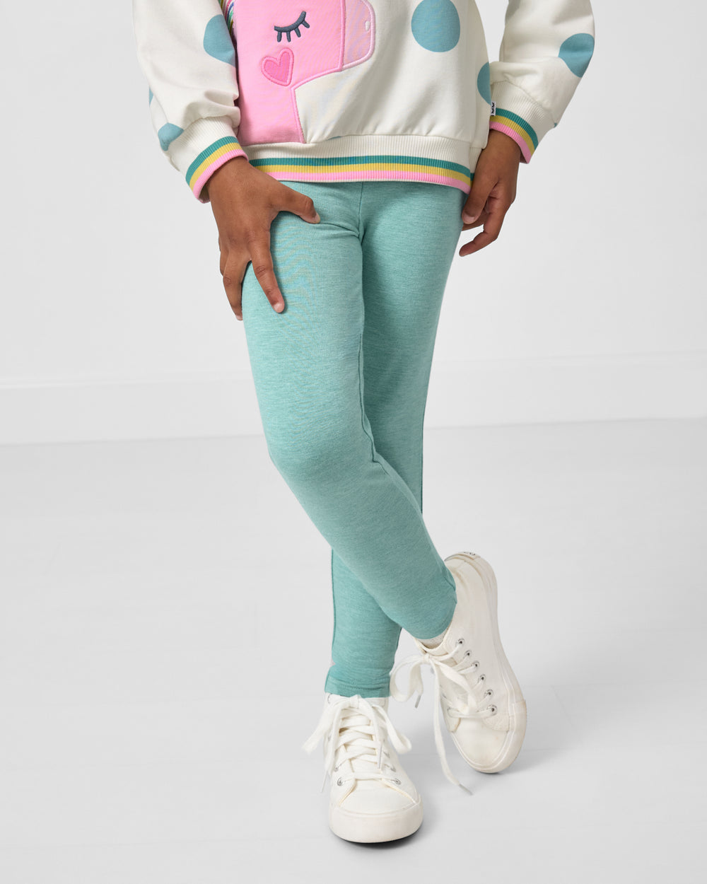 Girl wearing the Nile Blue Heather Legging