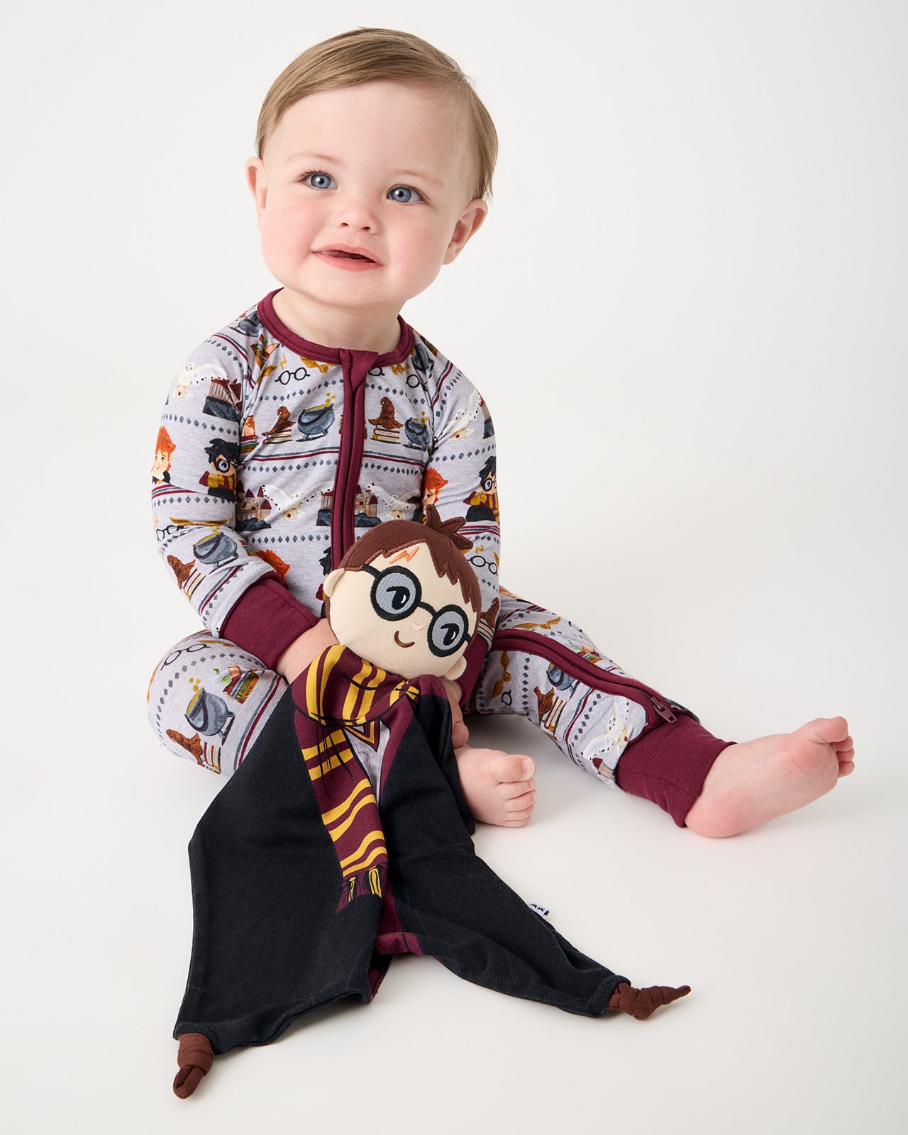 Baby holding the Harry Potter™ Sleepyhead Lovey