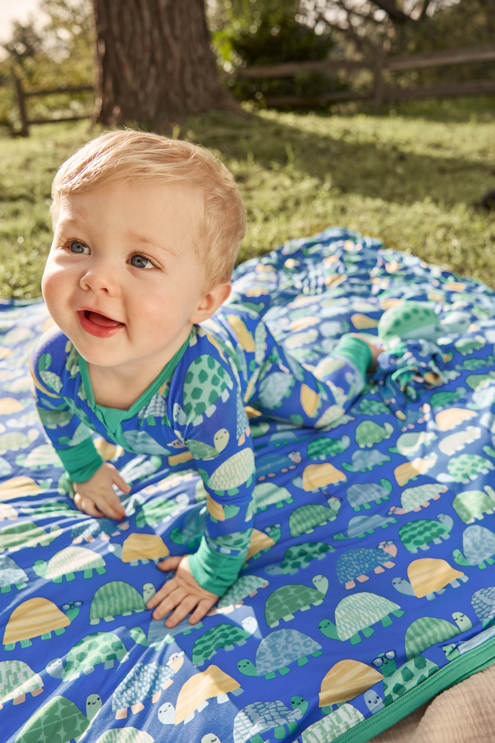 Baby crawling on the Shell Parade Large Cloud Blanket®