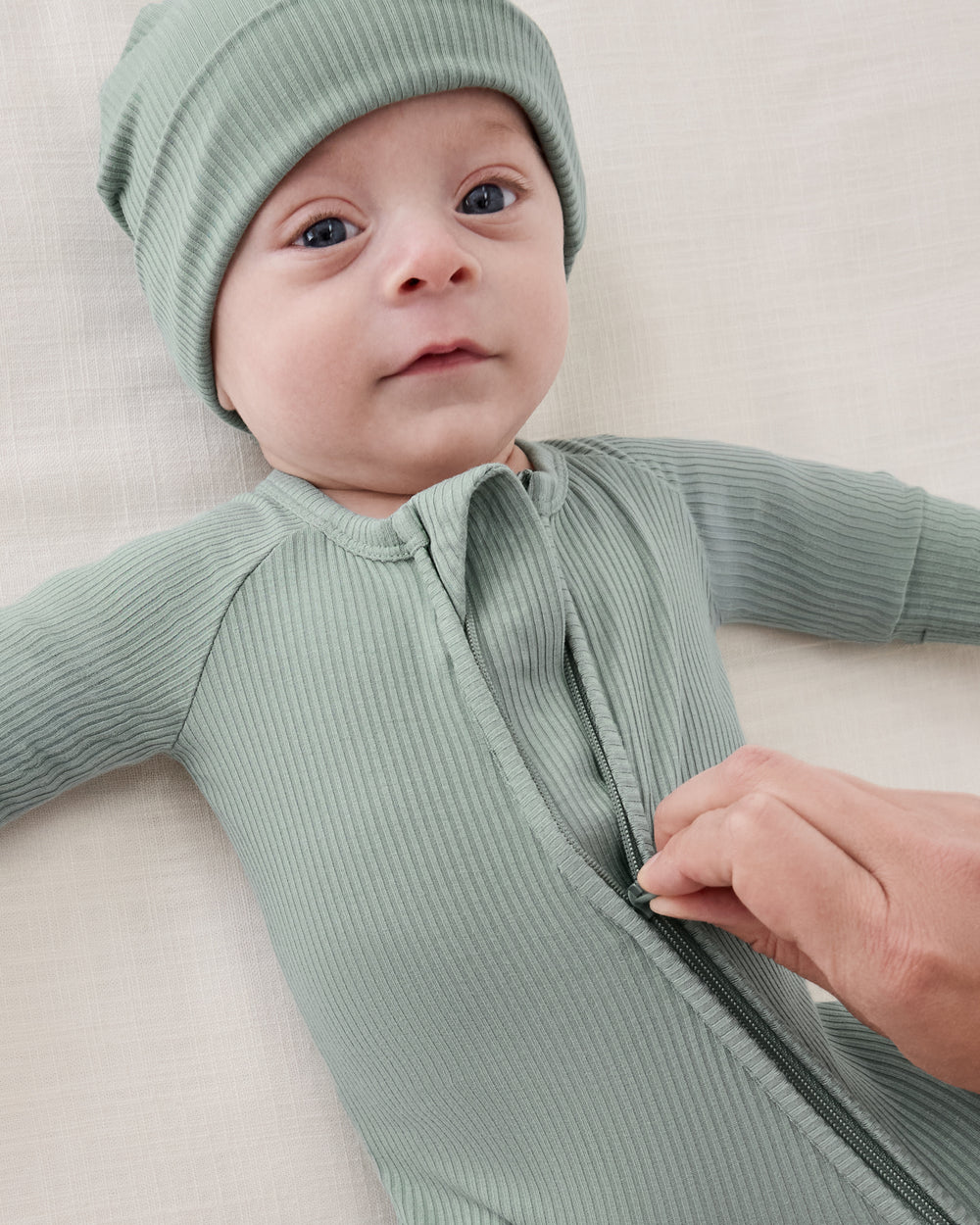 Adult demonstrating the two-way zipper on the Willow Ribbed Zippy