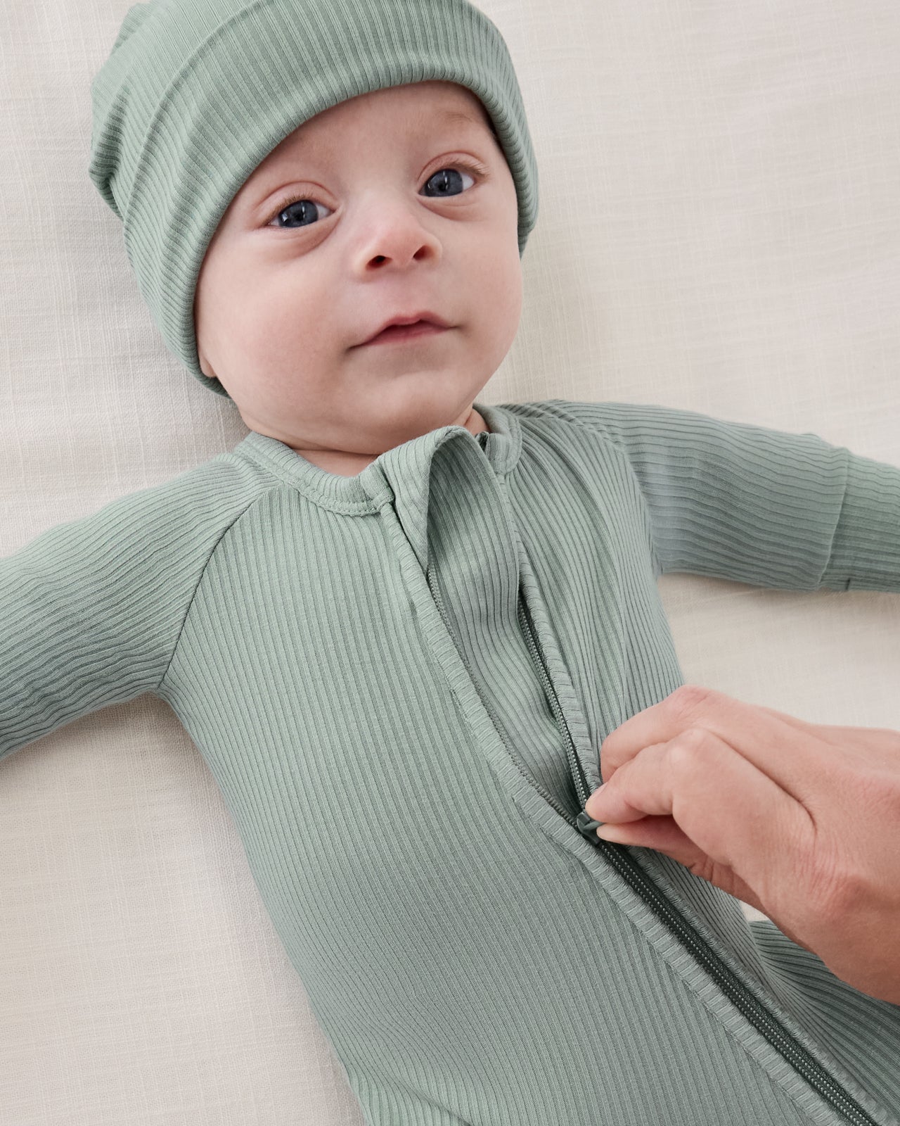 Adult demonstrating the two-way zipper on the Willow Ribbed Zippy